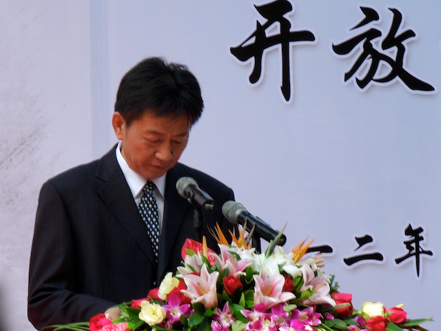 Director Cheng Huanwen of Sun Yet-sen University Library gave welcome remarks on campus